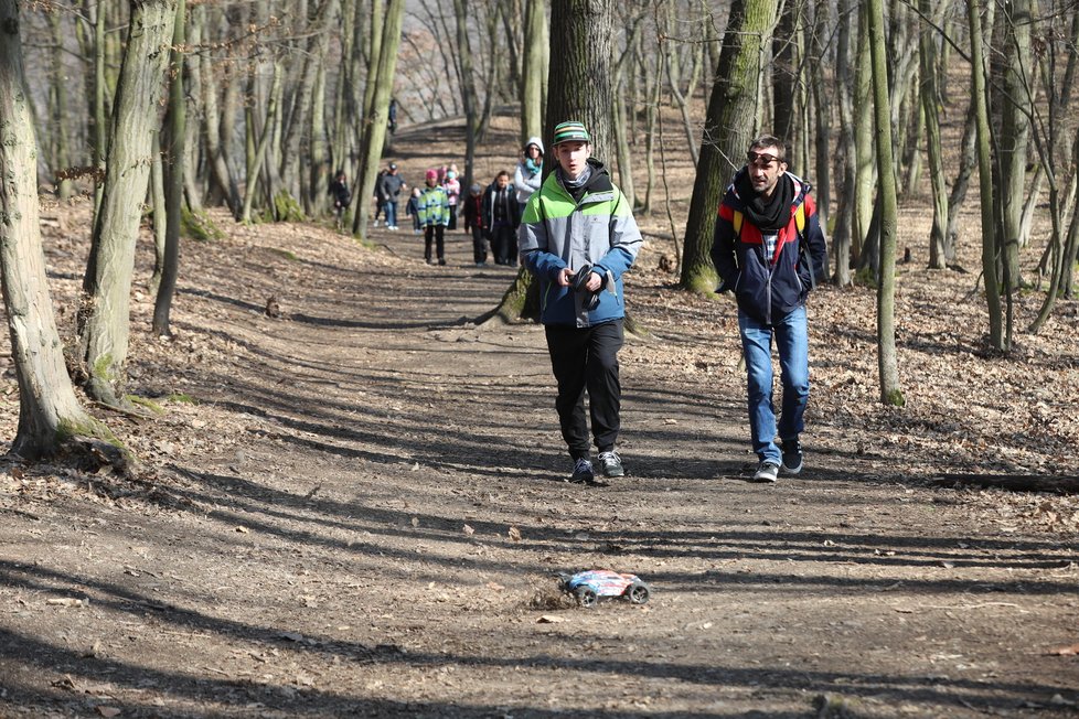 Lidé vyrazili během prvního jarního dne 2022 do přírody. V tomto případě konkrétně na hradiště Závist, kde nově stojí rozhledna, jíž navrhoval známý architekt Martin Rajniš. (20. březen 2022)