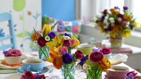 Nemusíte si hned kupovat novou jídelní soustavu s květinovým dekorem, abyste naladila stůl do jarní nálady. Stačí jen vybrat správné barvy. Třešničkou na dortu je pestrá směs květin v tónovaných sklenicích.