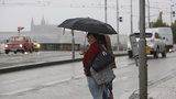 Pražany čeká deštivý víkend: Lepší bude zůstat doma pod peřinou