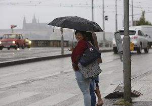 Oblačnost přeruší skoro letní počasí. Příští týden se ale opět oteplí.