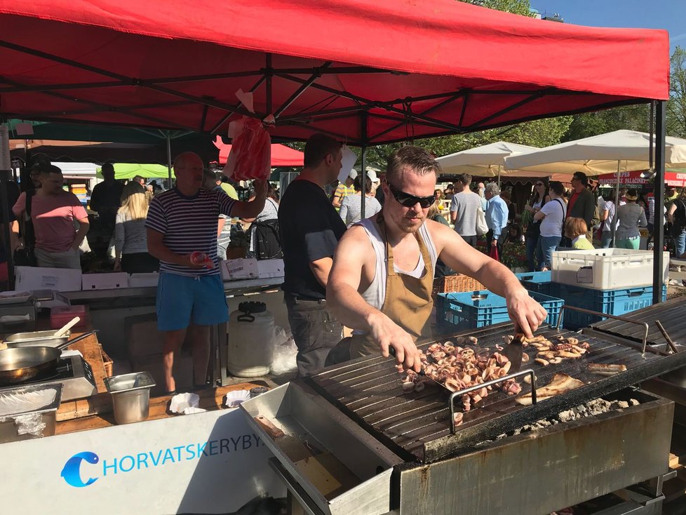 Lidé v sobotu brali farmářské trhy útokem. Napomohlo tomu i nadmíru letní počasí.