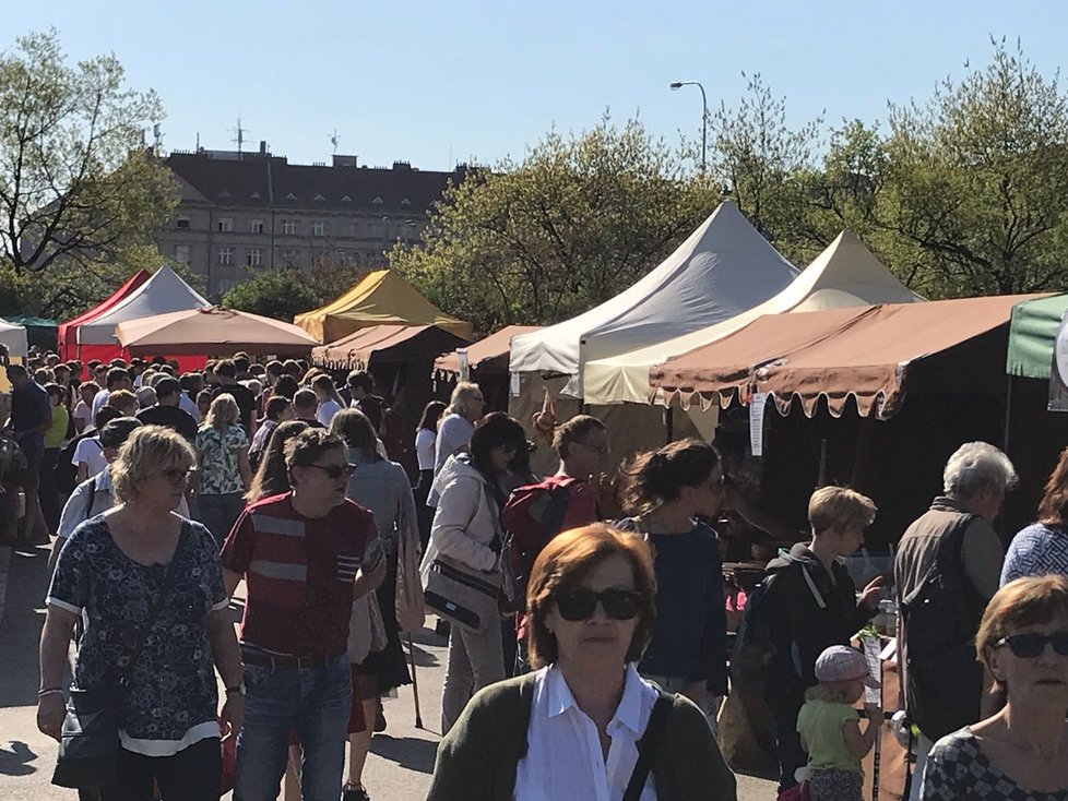 Lidé v sobotu brali farmářské trhy útokem. Napomohlo tomu i nadmíru letní počasí.