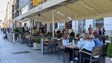 Restaurace v centru Brna otevřely zahrádky: Kdo uklízí, má levnější nájem