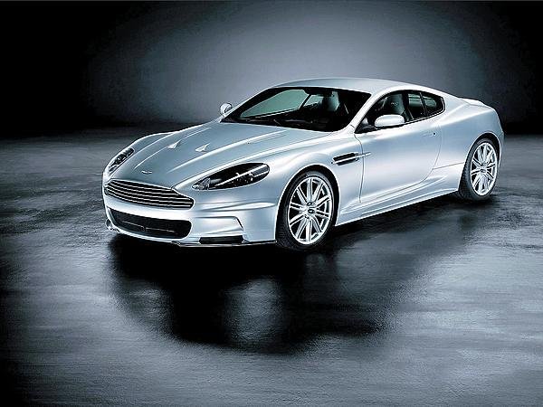 Jaro vlastní i sporťák Aston Martin DBS