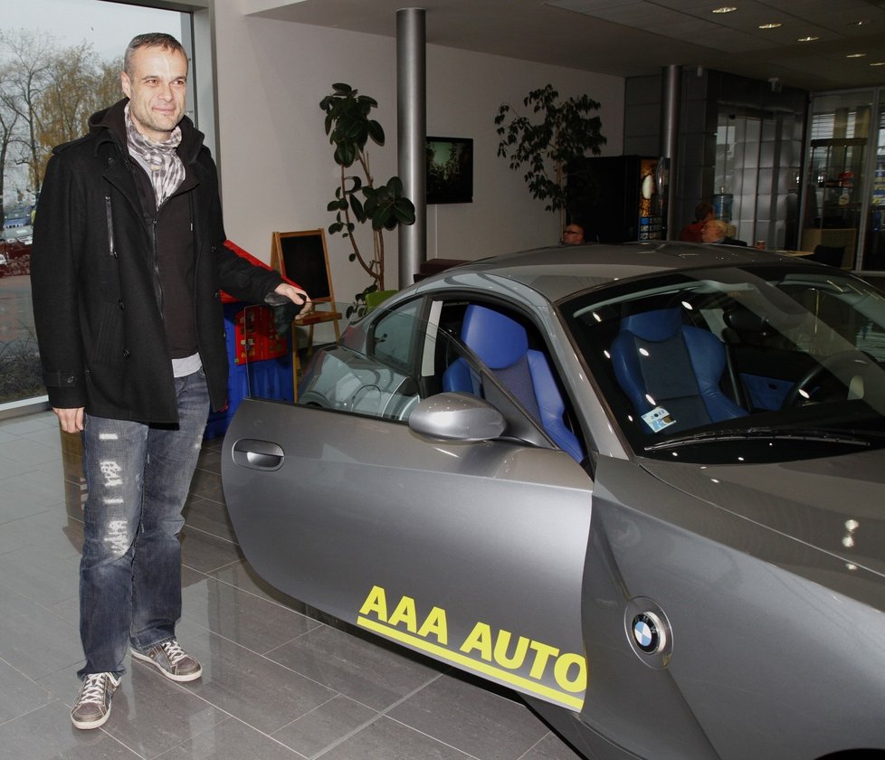 Jaro při přebírání auta z autobazaru.