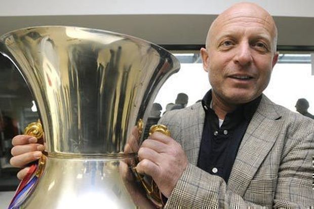 Pohár pro mistra ligy vybojoval trenér Karel Jarolím se Slavií po dlouhých dvanácti letech. U srdce ho ale hřeje nejen trofej, ale i tučná fi nanční odměna. Pohár pro mistra ligy vybojoval trenér Karel Jarolím se Slavií po dlouhých dvanácti letech. U srdce ho ale hřeje nejen trofej, ale i tučná fi nanční odměna.