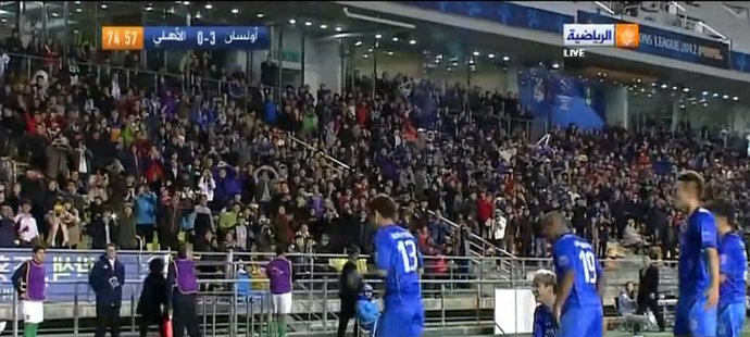 Slavící jihokorejští fotbalisté po třetí vítězné brance.