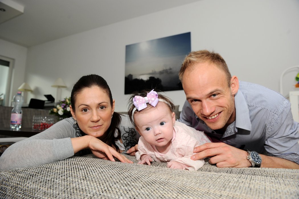 Český fotbalista David Jarolím s přítelkyní Denisou a dcerkou Ellou