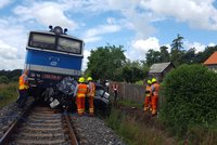 Vlak smetl auto na Olomoucku: Nehoda skončila lehkým zraněním, doprava na trati stála