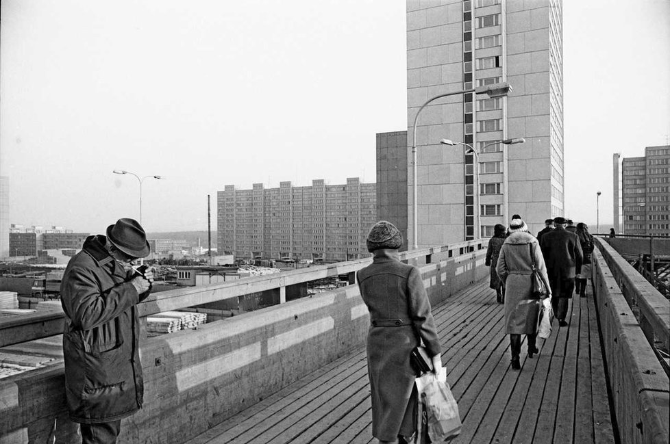1982: Lávka nad nynější Opatovskou ulicí byla zpočátku jen provizorním mostkem stlučeným z prken…