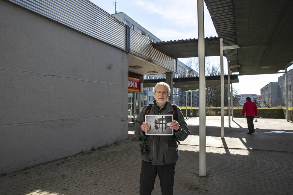 2019: Jaromír Čejka dnes, pod navlas stejným přístřeškem z vlnitého plechu na tentokrát barevné fotografii.