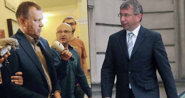 Vladimíra Šišku (vlevo), prvního náměstka ministra Drábka (vpravo) odvádějí do vazební věznice
