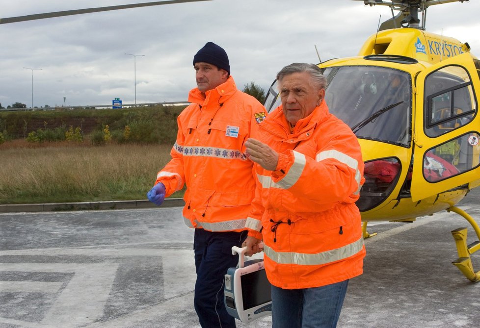 Jaromír Dulava s Petrem Kostkou v seriálu Sanitka 2