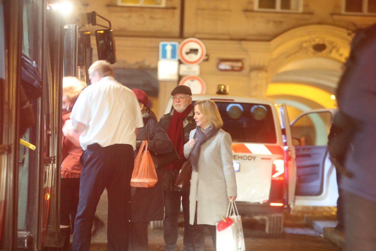 Oslava 75. narozenin Jaromíra Hanzlíka: Oslavenec s partnerkou nastupovali do autobusu.