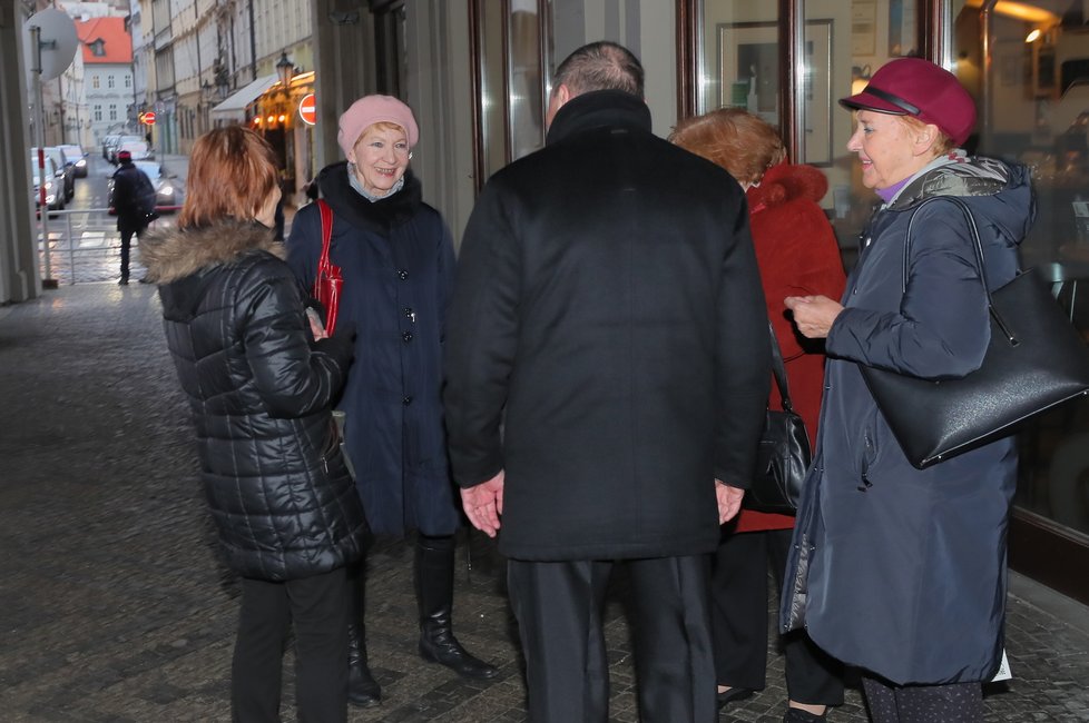 Oslava 75. narozenin Jaromíra Hanzlíka: Hosté debatují před Malostranskou besedou.