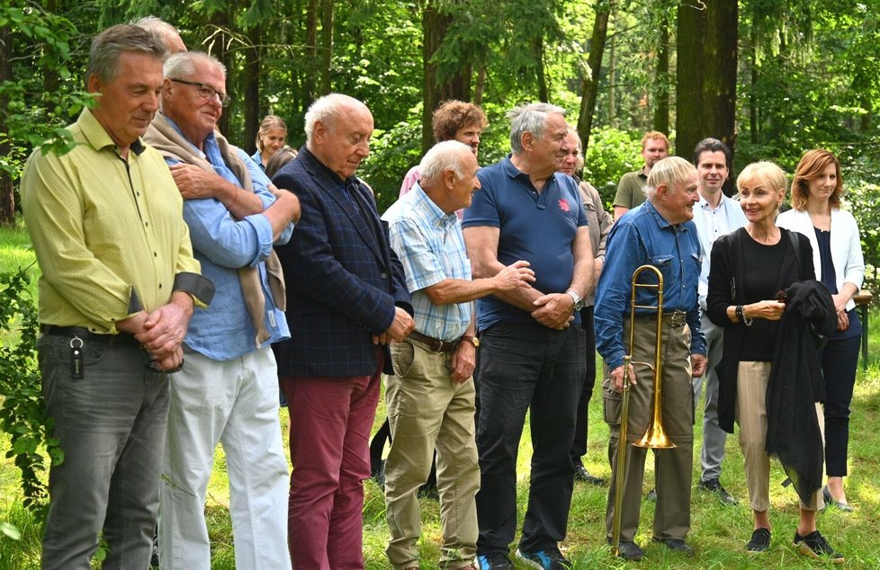 Slavnostní instalace lavičky se zúčastnili i Laďa Kerndl a Felix Slováček (druhý a třetí zleva).