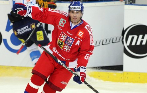 Jaromír Jágr v novém – se speciální hokejkou bratru za 4000 korun, kterou pomáhal vyvíjet, a neošoupanými rukavicemi.