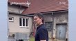 Na Dominiku se nechápavě otočil. K čemu ho nutí? Na Dominiku se nechápavě otočil. K čemu ho nutí?