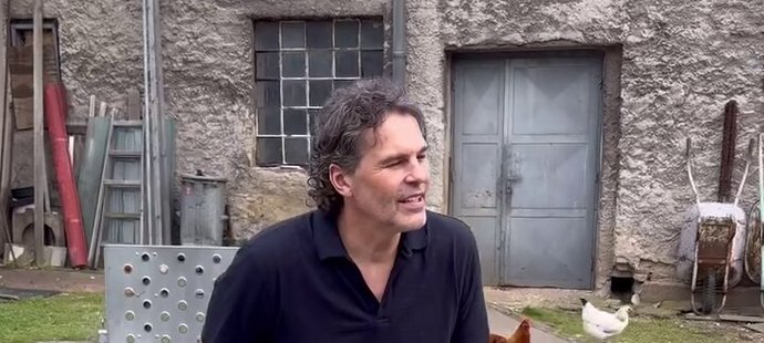 Musel fotografce vysvětlovat, že chytit slepici nejde