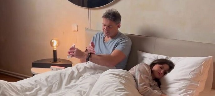 Pár se z představení nových produktů původně těšil. Obchod byl ale ukončen.