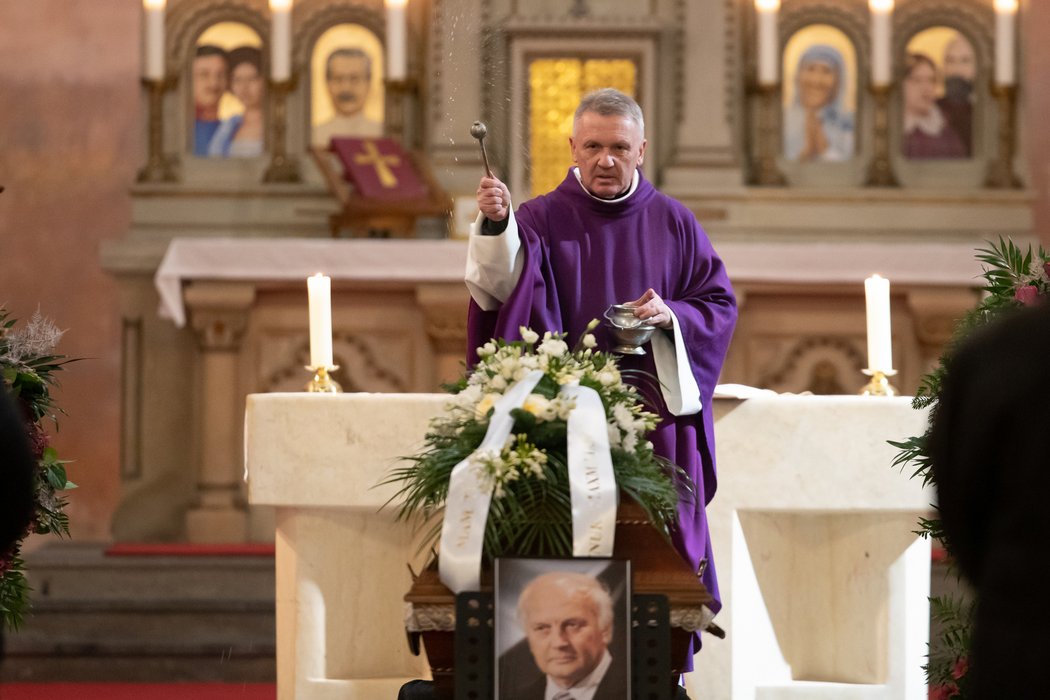 Zádušní mši celebroval Zbigniew Czendlik.