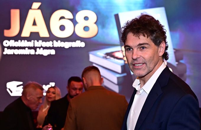 Slavný bavič se dočkal po 20 letech. Jágr u Šípa! Ukázal knížku a všechny bavil Slavný bavič se dočkal po 20 letech. Jágr u Šípa! Ukázal knížku a všechny bavil