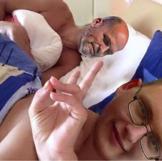 Parodie fotky s Jágem v posteli: Zdeněk Pohlreich a kuchtík Pavel alias kluk s řetízkem