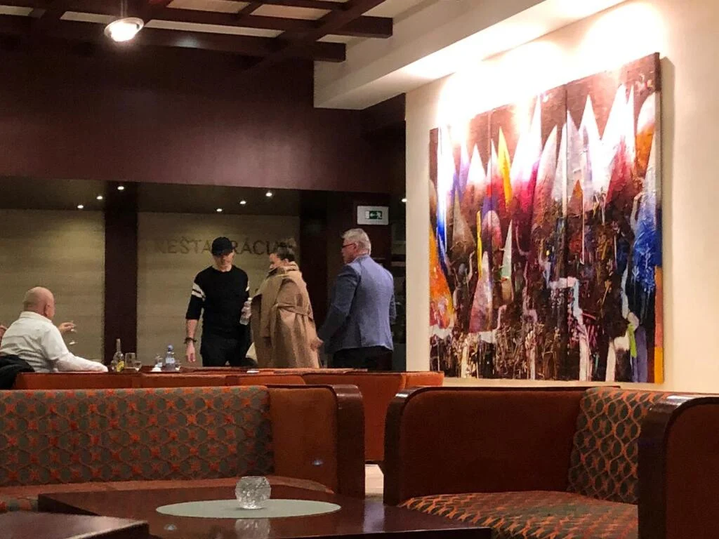 Jaromír Jágr se svou Dominikou v hotelovém baru.