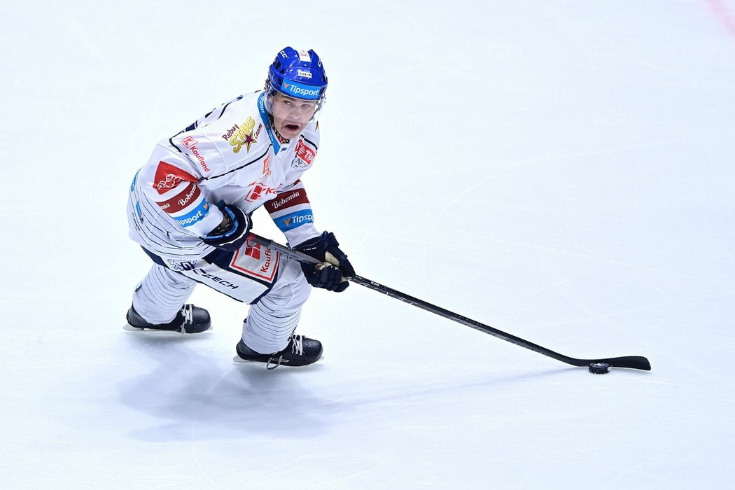 Hokejový útočník Jaromír Jágr se většinou nad sklenkou ošívá. Teď musí strpět pálenku z Moravy.