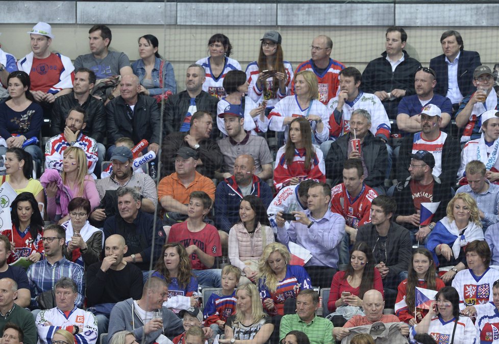 Lucie Kovandová fandila na zápase Česko–Kanada v základní skupině na tribuně. Na lístky tam mají nárok pouze hokejisté.