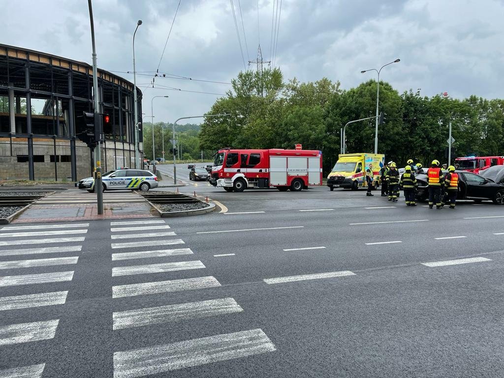 Jaromír Jágr měl u pražské nemocnice Motol autonehodu.