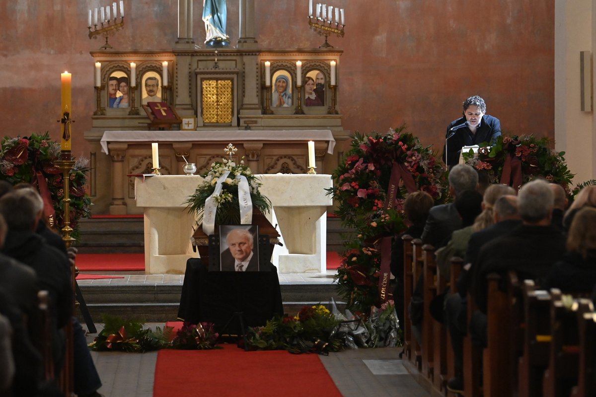 Jaromír Jágr promluvil na pohřbu svého táty