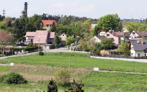 OSTROVEC, PODPRŮHON - Zatím přebývá u rodičů, ale na budoucnost už myslí. Pro svou budoucí rodinu pořídil pozemky o výměře 2522 m2, kousek od rodičovského domu. „Jednou budeme žít v Čechách, tohle bude perfektní místo pro založení rodiny,“ prozradila Jaromírova přítelkyně Inna Puhajková, která o kusu země neměla ponětí. Tady ovšem jednou bude stát barák, v němž Jaromír vychová nového hokejistu.