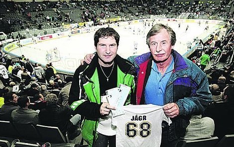 Milan (vlevo) s tátou na hokeji.