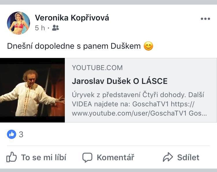 Mohli být s Jardou spolu, jenže místo toho si Veronika udělala soukromé divadelní okénko. „Dnešní dopoledne s panem Duškem,“ pochlubila se na svém Facebooku, že si pustila úryvek z představení Čtyři dohody, příznačně pojmenovaný »O lásce«. A zatímco Kopřivová se kochala Jaroslavem Duškem, Jágr si balil kufry. Odpoledne ho totiž na kladenském stadionu čekalo utkání s Jihlavou. Za normálních okolností by bylo samozřejmostí, že tam vyrazil s Veronikou – ostatně spolu jezdívali i na zápasy na ledě soupeře. V poslední době se však Jarda trmácí na zimák zcela sám...