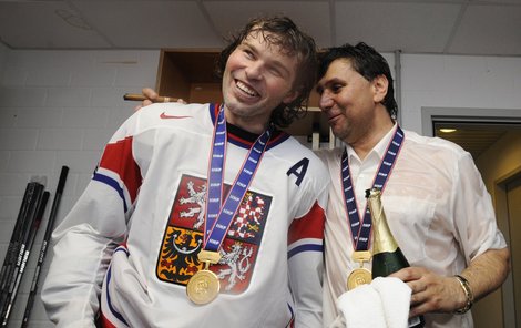 Útočník Jaromír Jágr a trenér Vladimír Růžička slaví zlato z MS 2010. Ve stejném gardu oslavovali i na šampionátu 2005, ve zlatém Naganu 1998 pak byl »Růža« »Džegrovým« centrem.