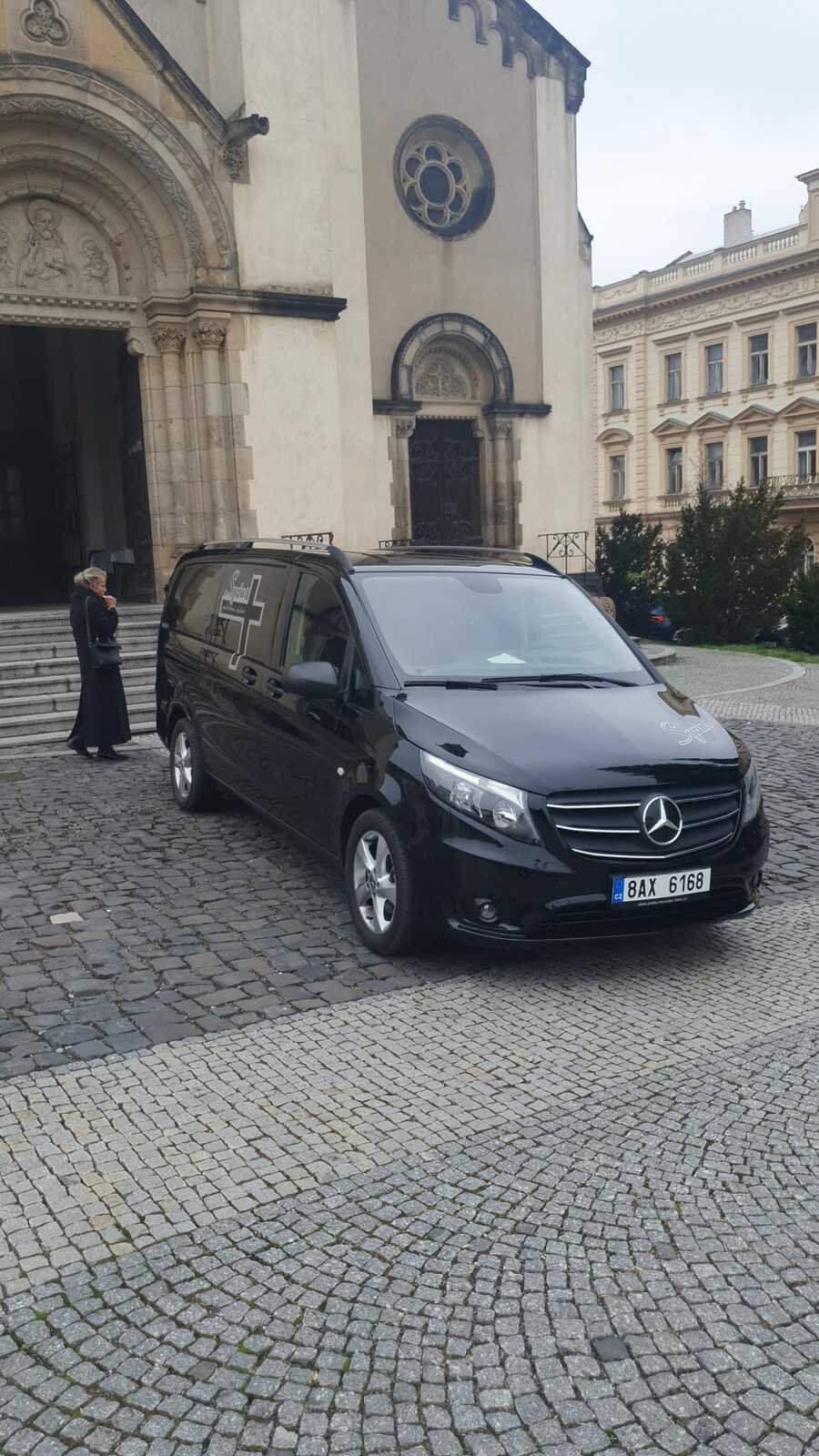 Pohřební vůz ke kostelu dopravil rakev k poslednímu rozloučení