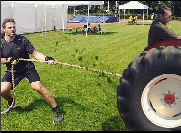 Jaromír Jágr tahal traktor.