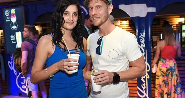 Jaromír Nosek s přítelkyní Zuzanou na Becher party v Karlových Varech