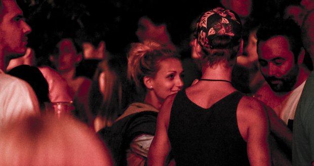 Jaromír Nosek s neznámou blondýnou na Hradozámecké noci na Karlštejně