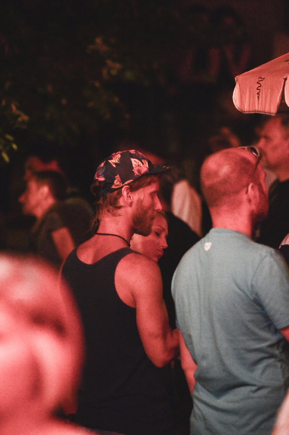 Jaromír Nosek s neznámou blondýnou na Hradozámecké noci na Karlštejně.