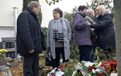 Jiřina Bohdalová nad hrobem svého přítele.