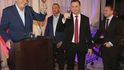 Šéfovi TV Barrandov přivezl prezident na jeho oslavu jako dárek hodinky. A vystoupil se vřelým, přátelským projevem. Šéfovi TV Barrandov přivezl prezident na jeho oslavu jako dárek hodinky. A vystoupil se vřelým, přátelským projevem.