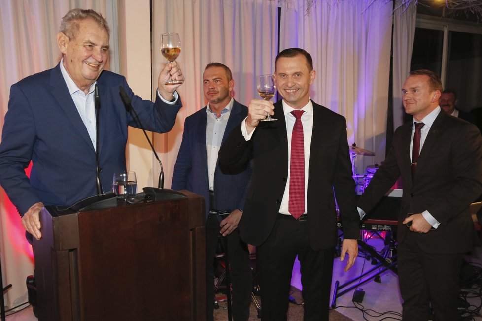 Šéfovi TV Barrandov přivezl prezident na jeho oslavu jako dárek hodinky. A vystoupil s vřelým, přátelským projevem.