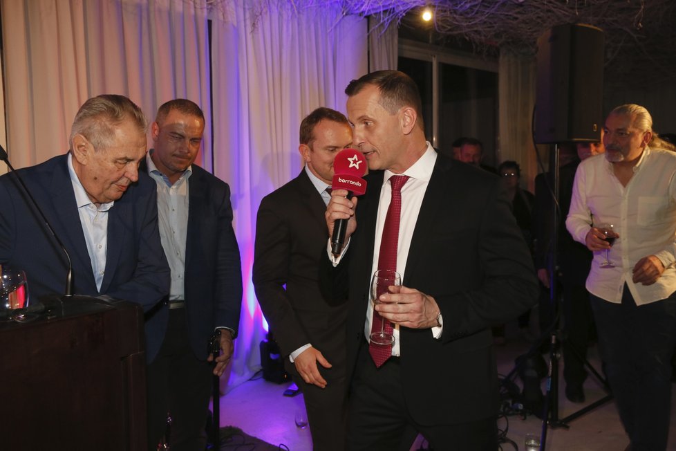 Šéfovi TV Barrandov přivezl prezident na jeho oslavu jako dárek hodinky. A vystoupil s vřelým, přátelským projevem.
