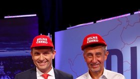 Jaromír Soukup a Andrej Babiš v čepicích, které se staly symbolem kampaně ANO. Babiš je okopíroval od Trumpa