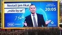 Jaromír Soukup na billboardu zve ke sledování jeho pořadu na TV Barrandov