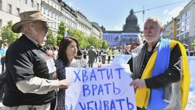 Jaromír Štětina v Praze na Václaváku: „Vítání“ ruských nočních vlků s ukrajinskou vlajkou