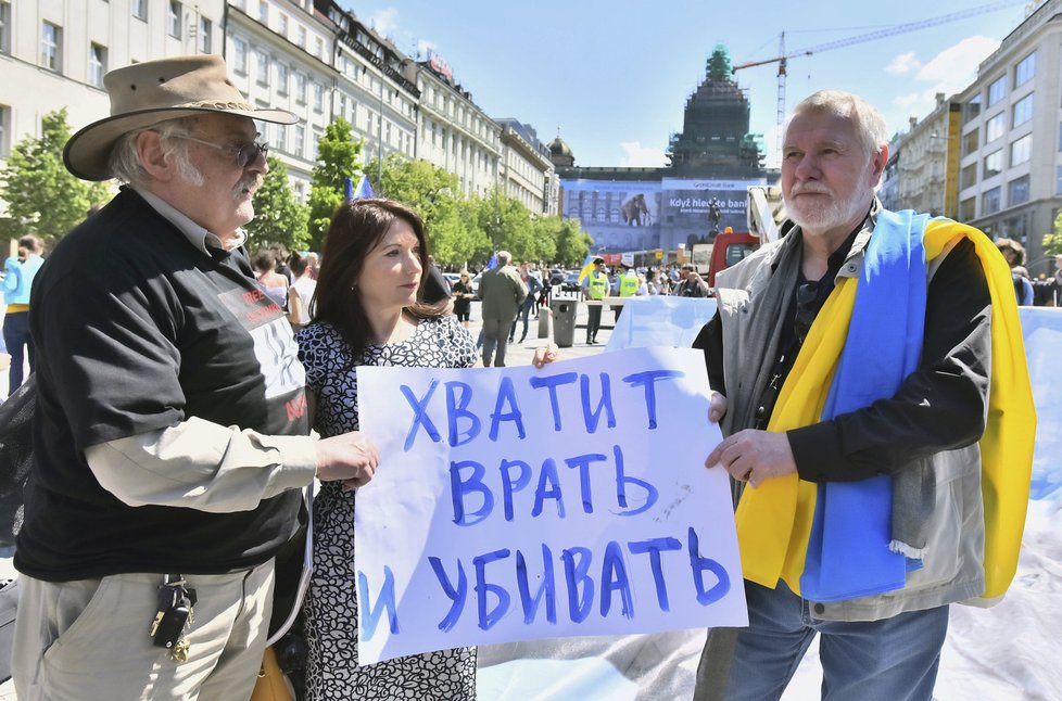 Jaromír Štětina v Praze na Václaváku: „Vítání“ ruských nočních vlků s ukrajinskou vlajkou