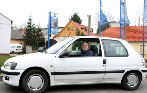 Se svým vozem ujede na jedno nabití až 500 km, 8. června se v Pelhřimově pokusí tuto metu pokořit.